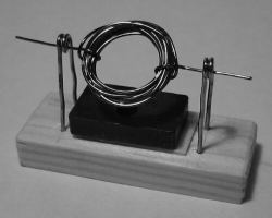 En alternativ elmotor byggd av magneter och batterier. Foto.