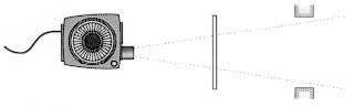Teckning ovanifrån som visar hur ljusflödet från projektorn färdas förbi pinnen och sedan vidare ut i rummet. Illustration. 