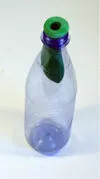 Pet-flaska med ballong i. Foto.