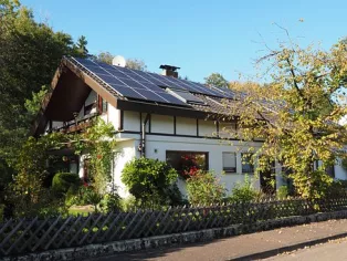 Hus med solceller på taket. Foto.