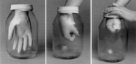 Bild på en glasburk med en gummihandske i som trätts över öppningen för att man ska kunna sticka in handen och påverka lufttrycket. Foto,