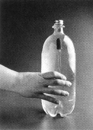 PET-flaska med pipett i. Foto.