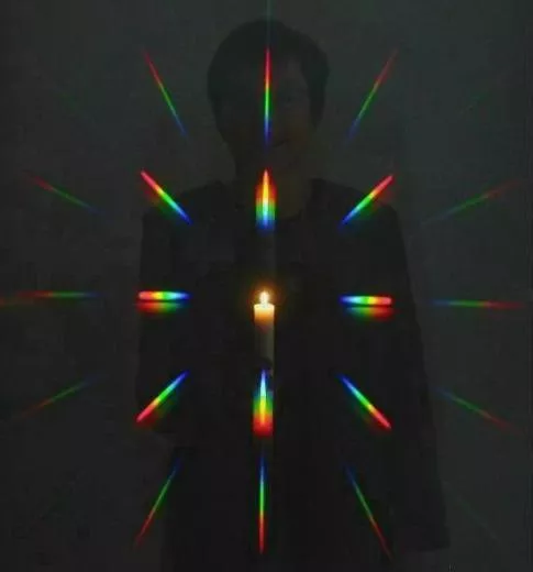 Färgspektra genom gitterglasögon. Foto.