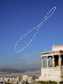 Analemma utritat mot blå himmel vid grekiskt tempel. Foto och illustration.