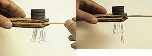 Två bilder - en som visar hur gemmen hänger kvar när en träpinne används och en bild av hur gemmen istället lossnar när metall förs in mellan wellpappbitarna. Foto.