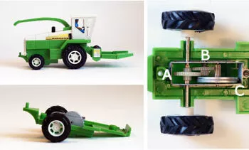 Tre bilder på leksaksbil som kan laddas upp med rörelse. En bild av undersidan där man kan se kugghjulsystemet med bokstavsbeteckningar och pilar som pekar ut olika centrala delar. Foto.