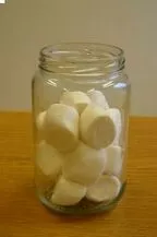Burk med marshmallows utan lock. Foto.