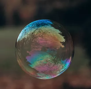 Såpbubbla som reflekterar omgivningen. Foto,