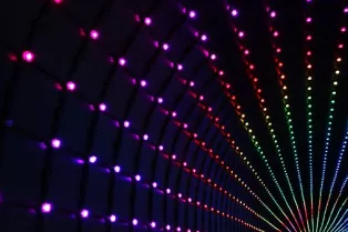 Tunneltak med slingor av lysdioder i olika färger. Foto.