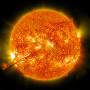 Närbild av solen och dess brinnande yta. Foto.